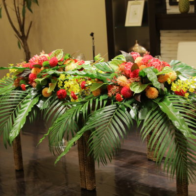 メインテーブル装花　ハワイアン画像